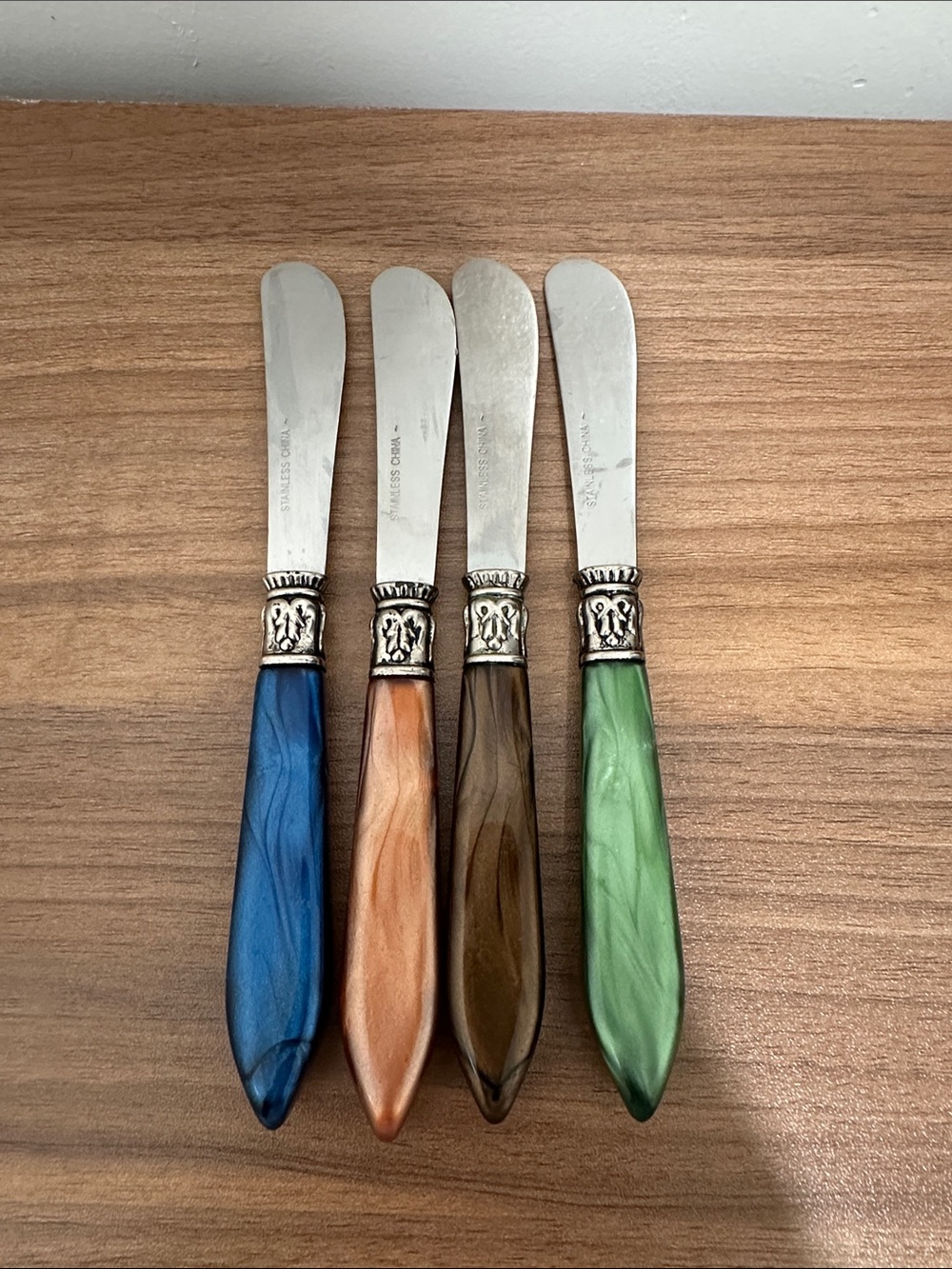 Set of 4 Decorative Stainless Steel Spreaders with Multicolor Resin Handles